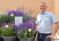 Geert-Jan Aaldering met Salfia Midnight. De belangrijkste kenmerken van Salvia nemorosa Midnight zijn: "Krachtige takken, tot 35 cm hoog en kan zich tot 30 cm spreiden, vlinder- en bestuiversvriendelijk, droogtetolerant, en sterk in retailmarkt (na verkoop)."